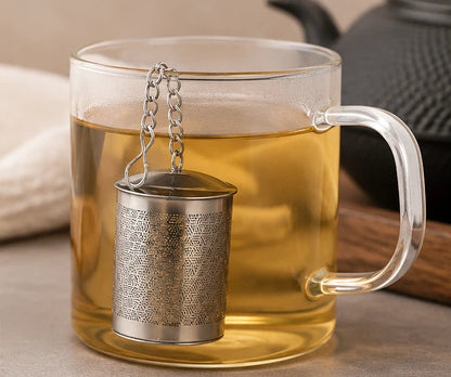 Infuseur cylindrique en inox utilisé dans une tasse de thé